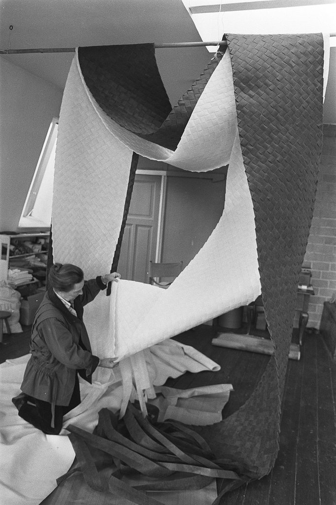 工匠手部特写正在缝合外套内衬