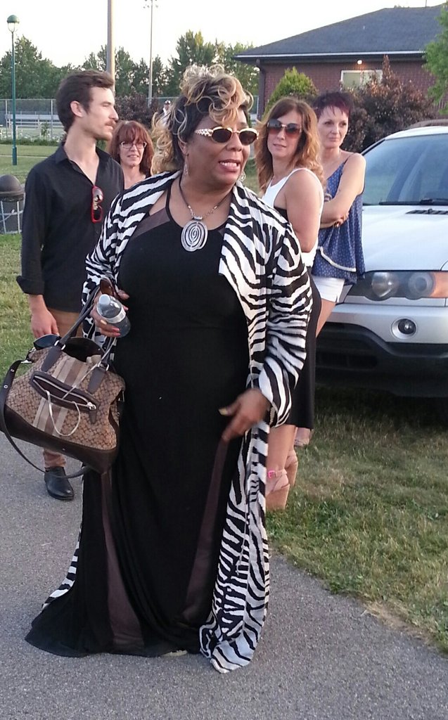 晚宴场景中的动态美学，光影互动