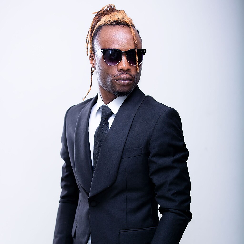 身着西装的现代男性形象