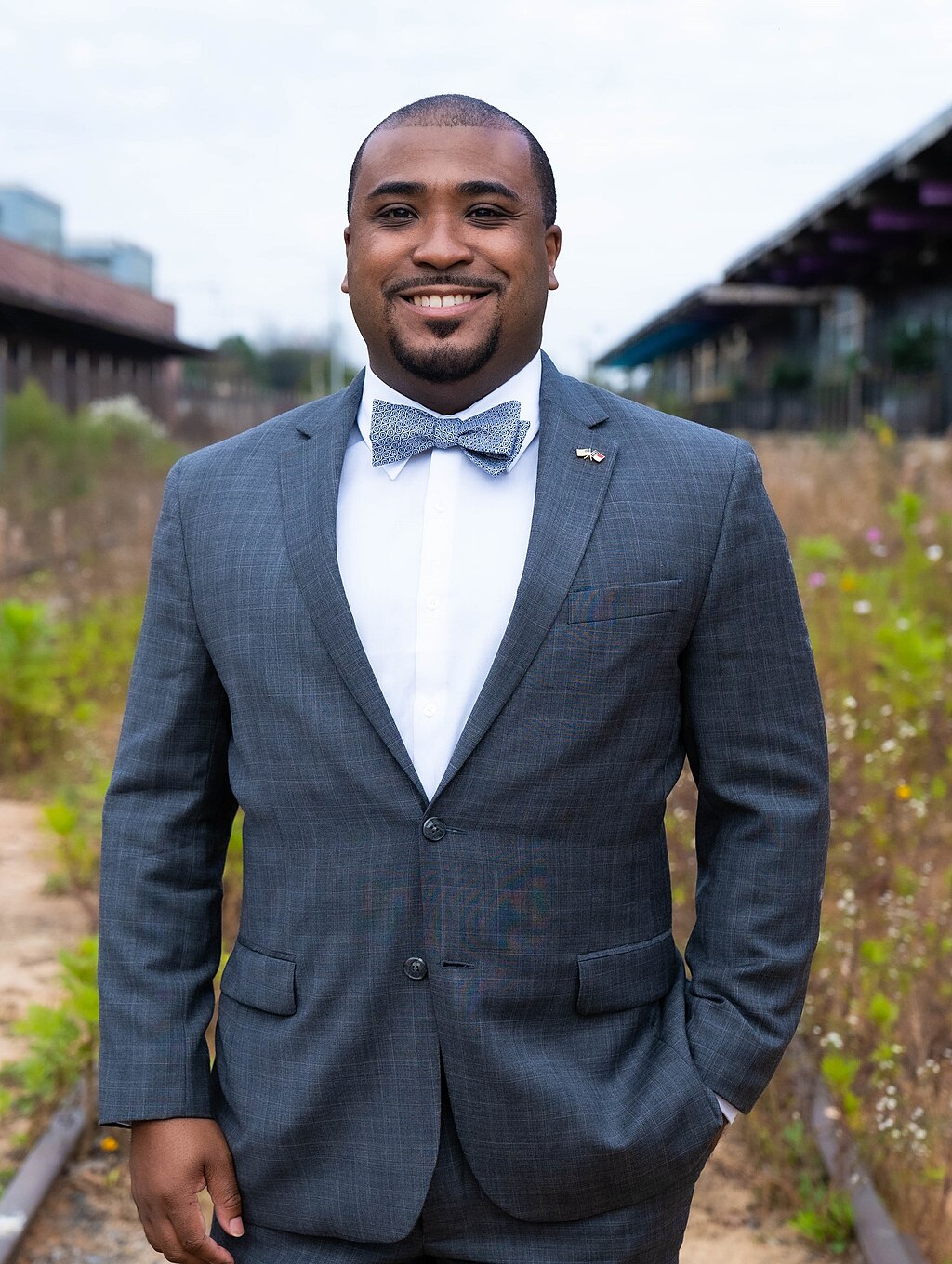 深灰色大理石背景前的白装男性