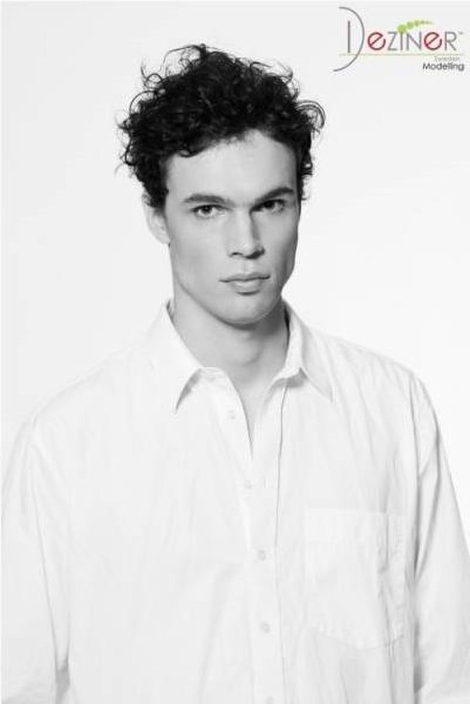 自然光下的层次混搭造型