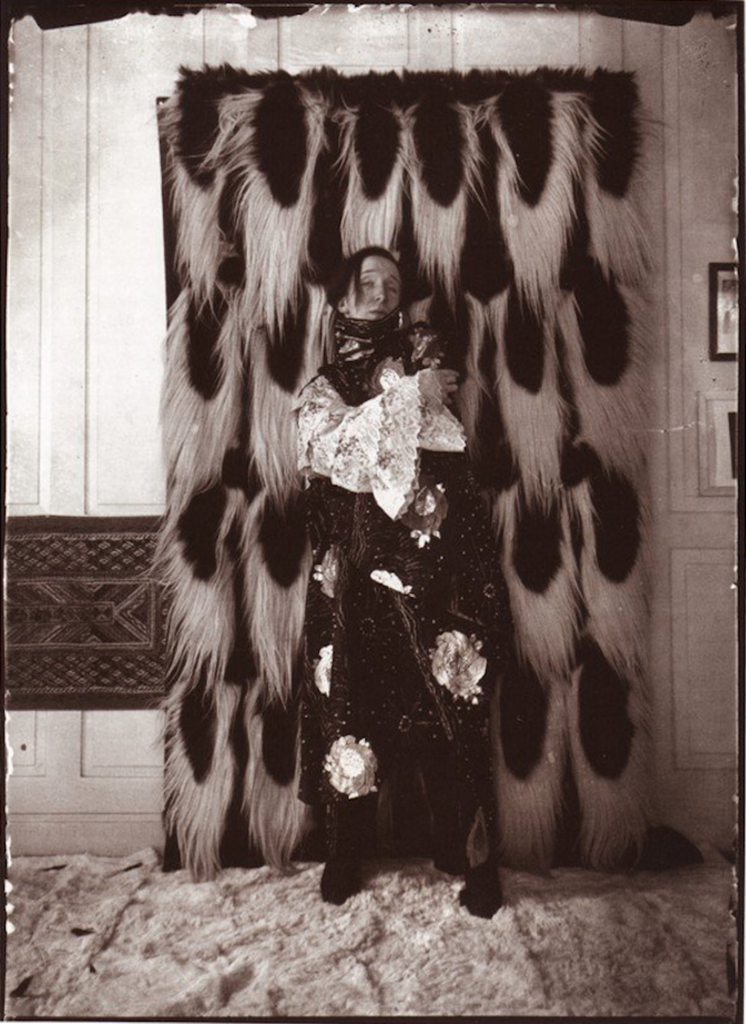 模特面部妆容与配饰细节