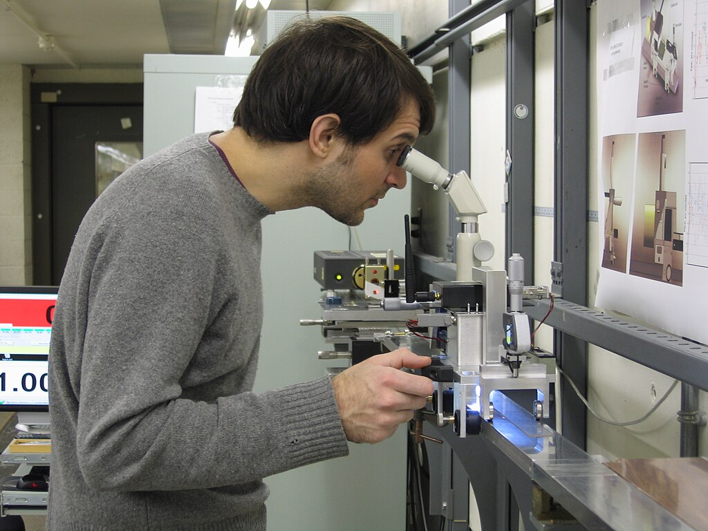 成衣在落地光线下进行最终检验