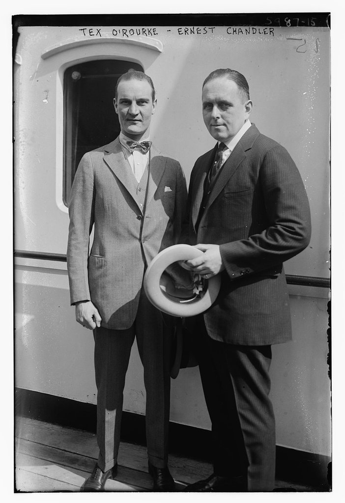 两位欧洲男性在都市街头行走