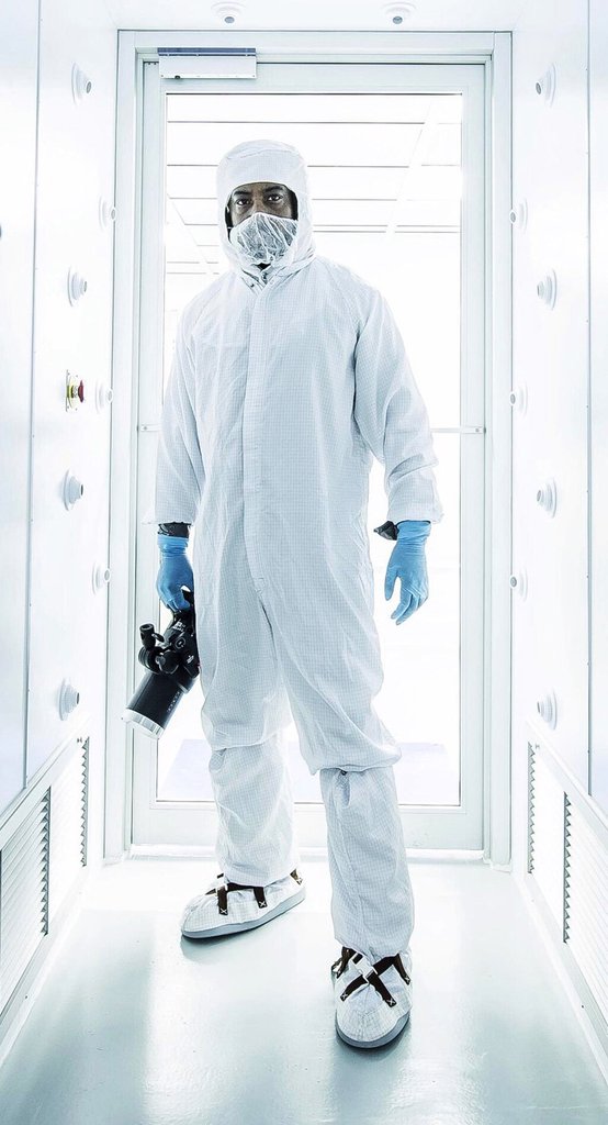 实验室内穿白色科技感冲锋衣的模特侧影