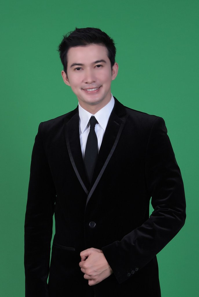 黑色正装，彰显权威与品位