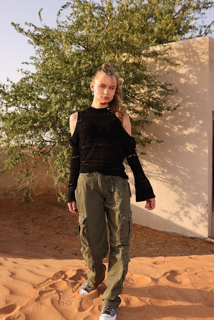 沙漠环境中的裙装造型