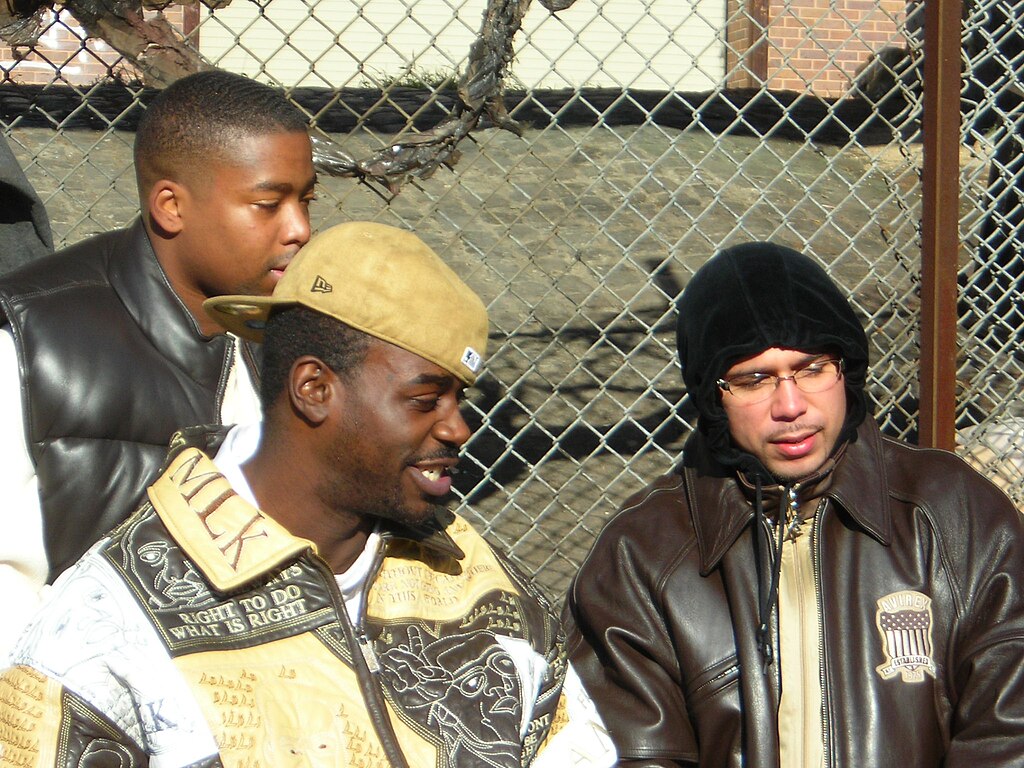 三位时尚男士展示不同风格的都市穿搭