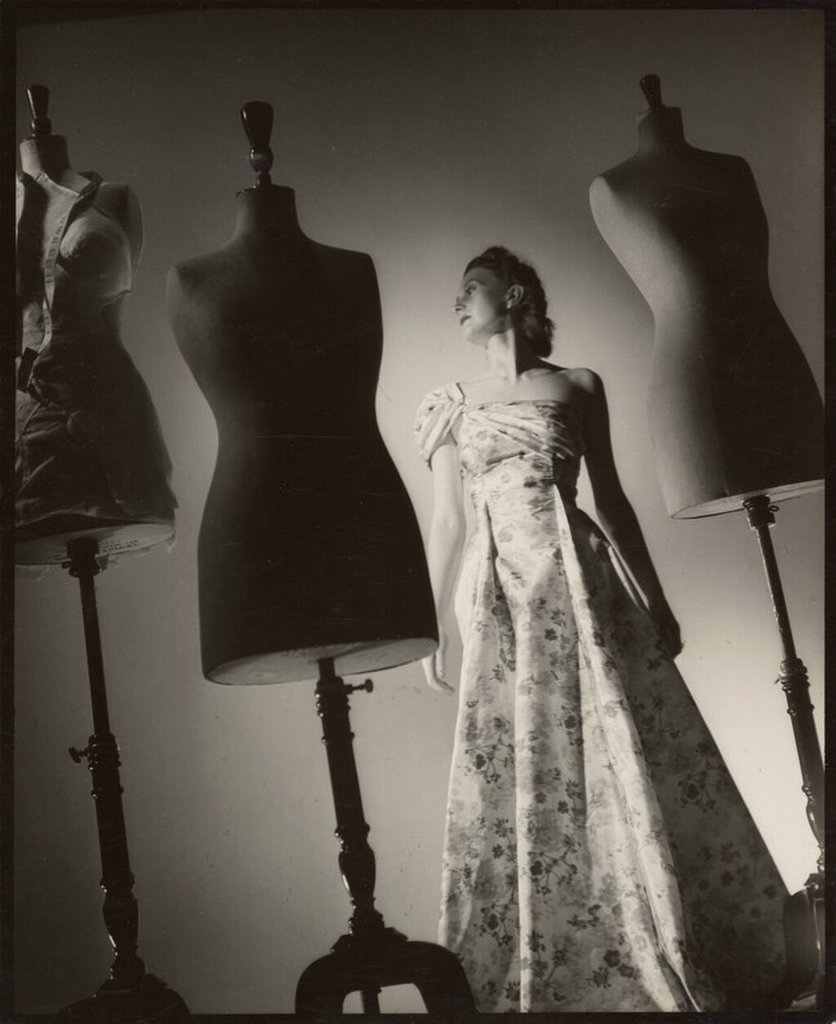 午后光影间的漫步