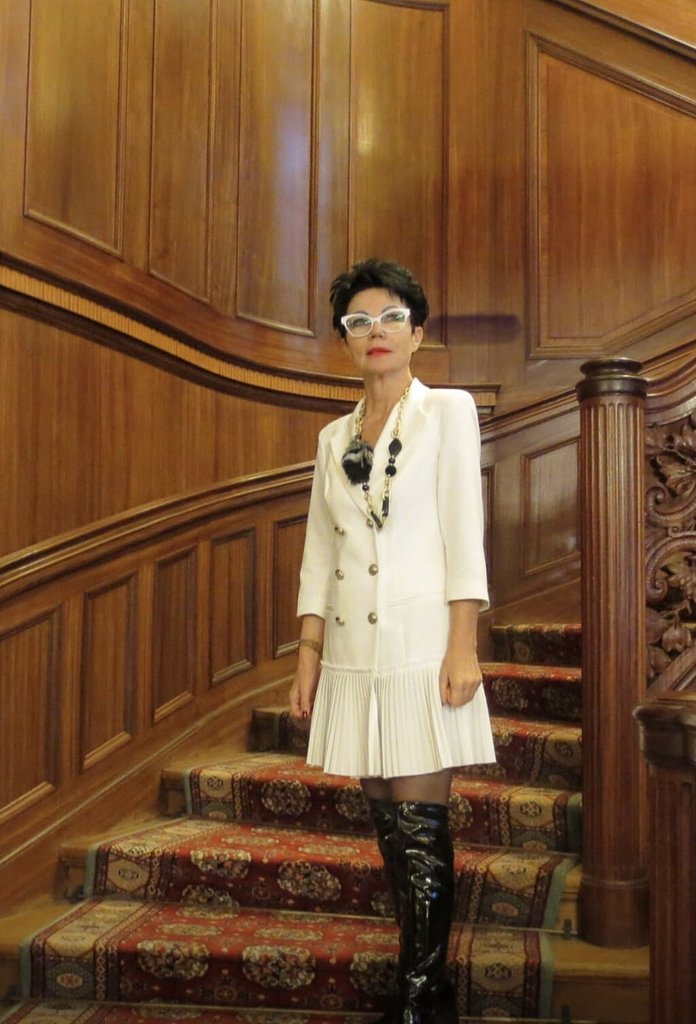 气质优雅的亚洲女性模特在纯白色艺术空间