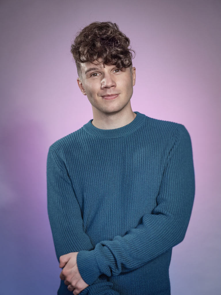 蓝色针织毛衣，温暖舒适的品质之选