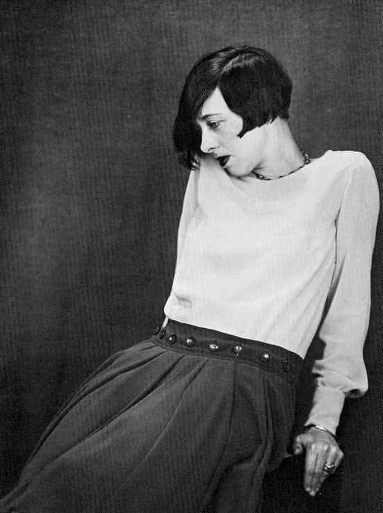 身着优雅复古服装的女性