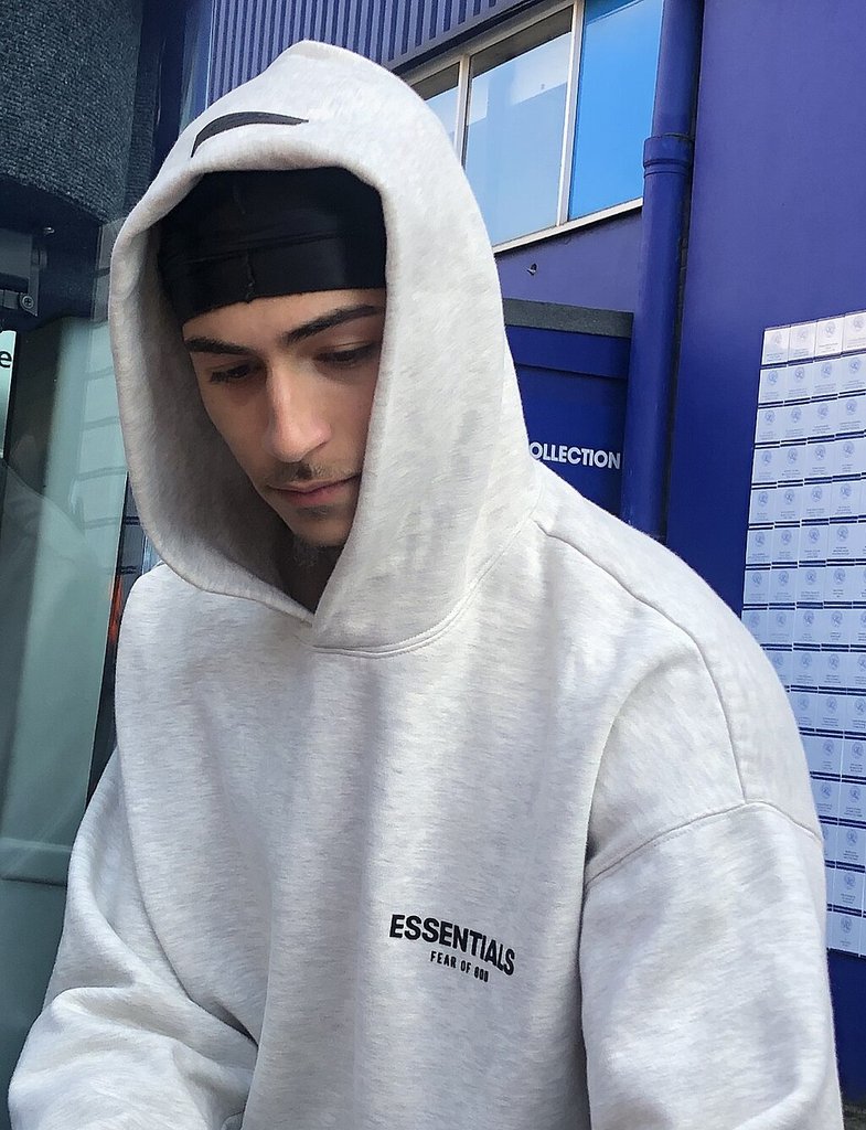 穿着卫衣的年轻人在街头