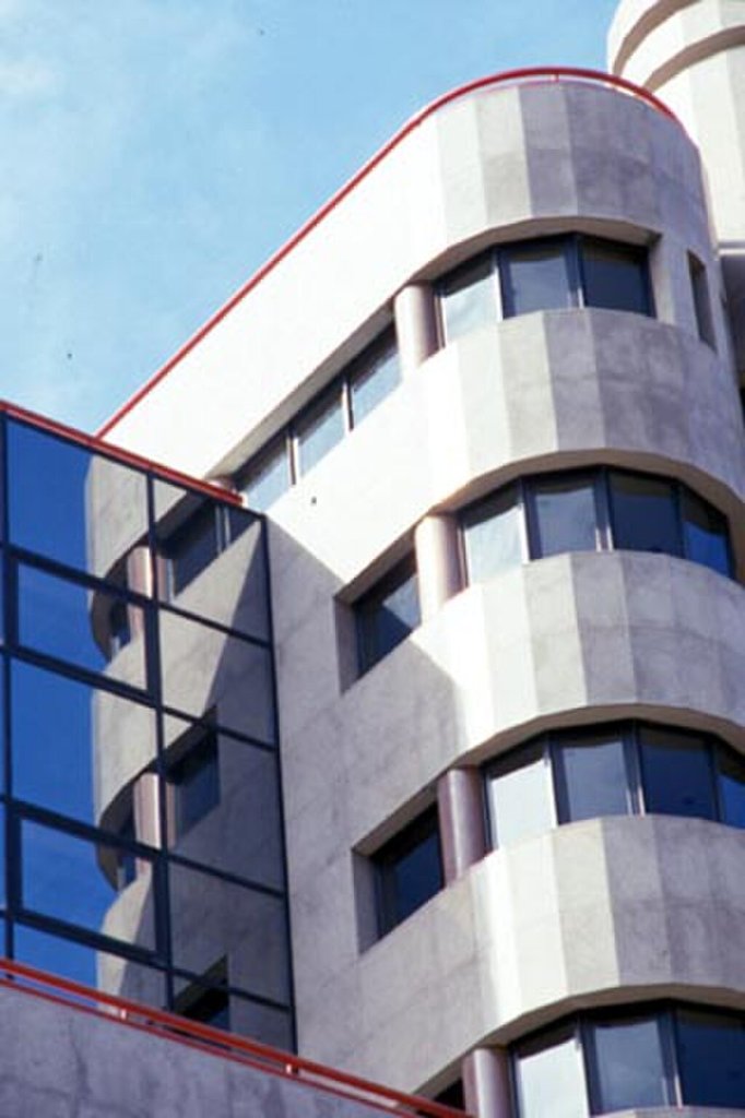 建筑轮廓与服装设计的呼应