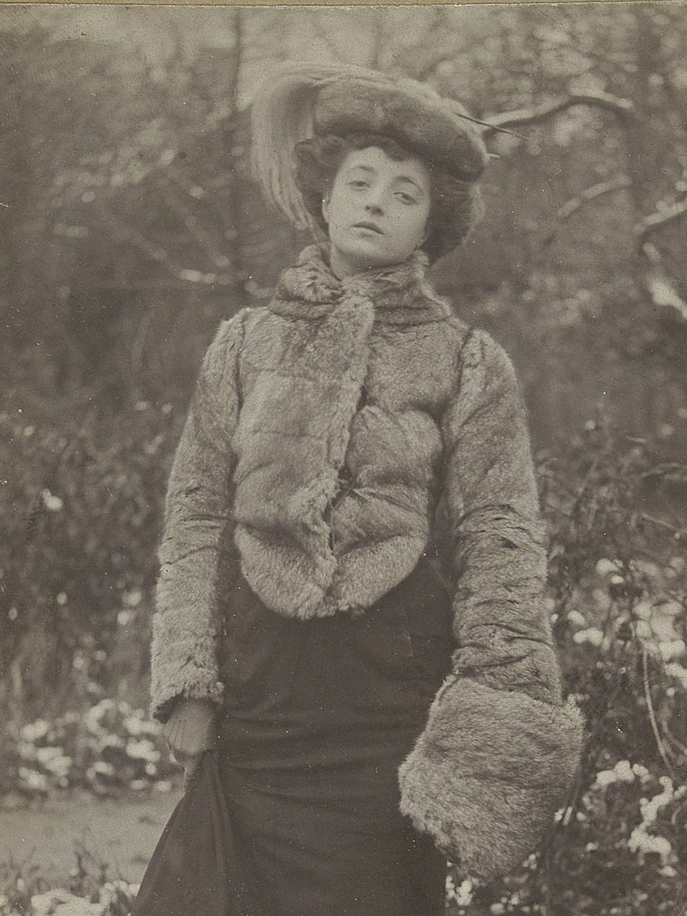 黑白照片，描绘了一位穿着毛皮服饰的女性肖像