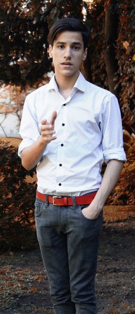 年轻男性在咖啡馆外的休闲装扮