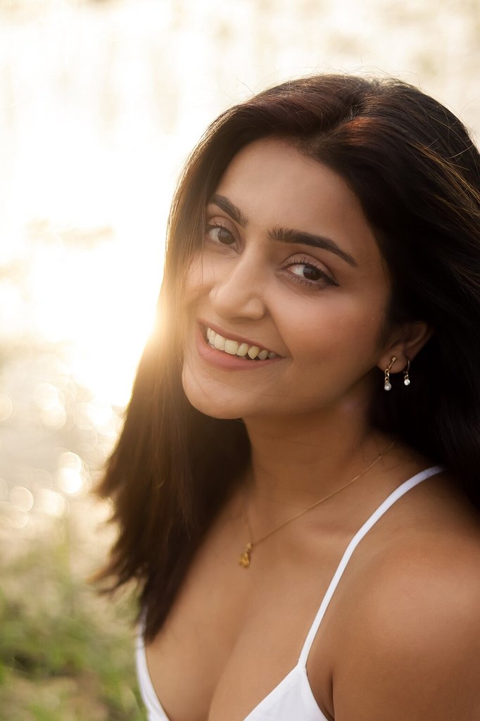 模特在阳光下穿着衬衫