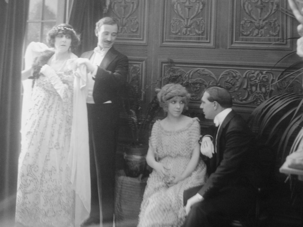 1916年电影《Embers》中的复古服装场景