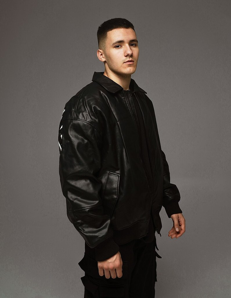 炭黑色飞行员夹克造型