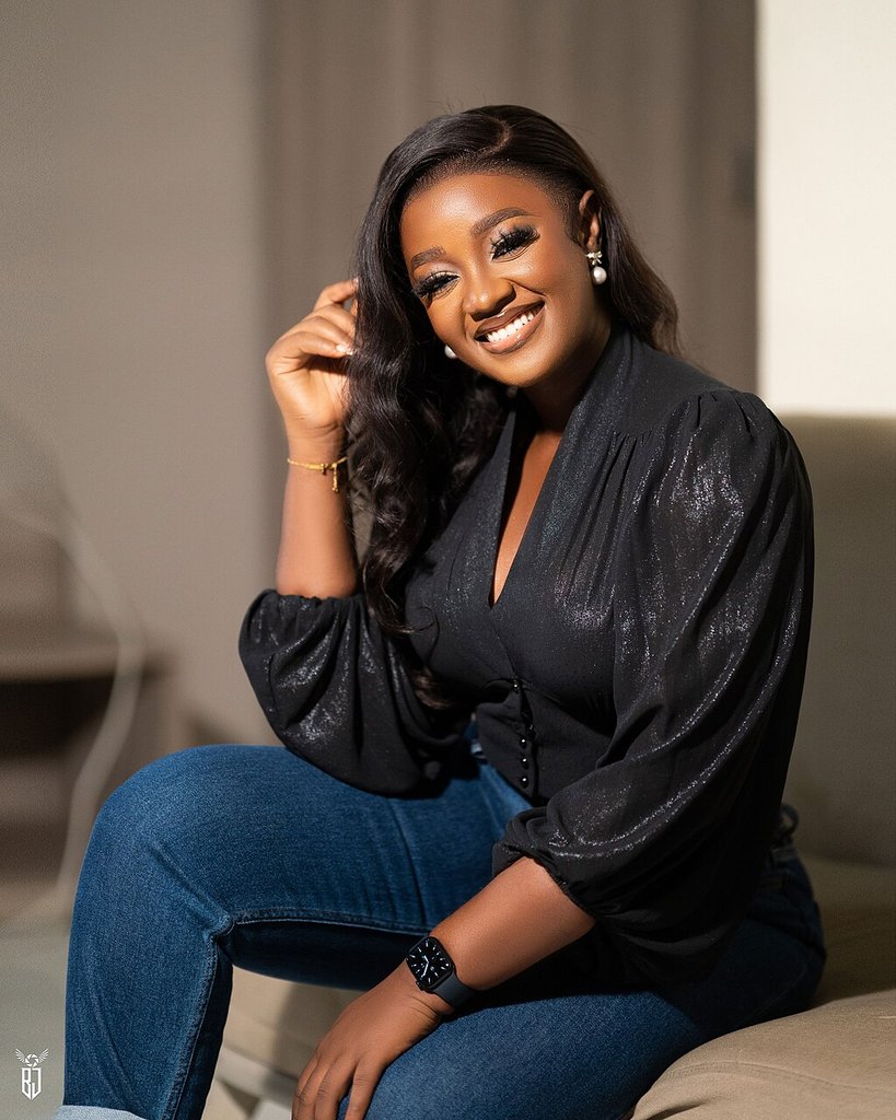 黑色衬衫牛仔裤优雅姿势