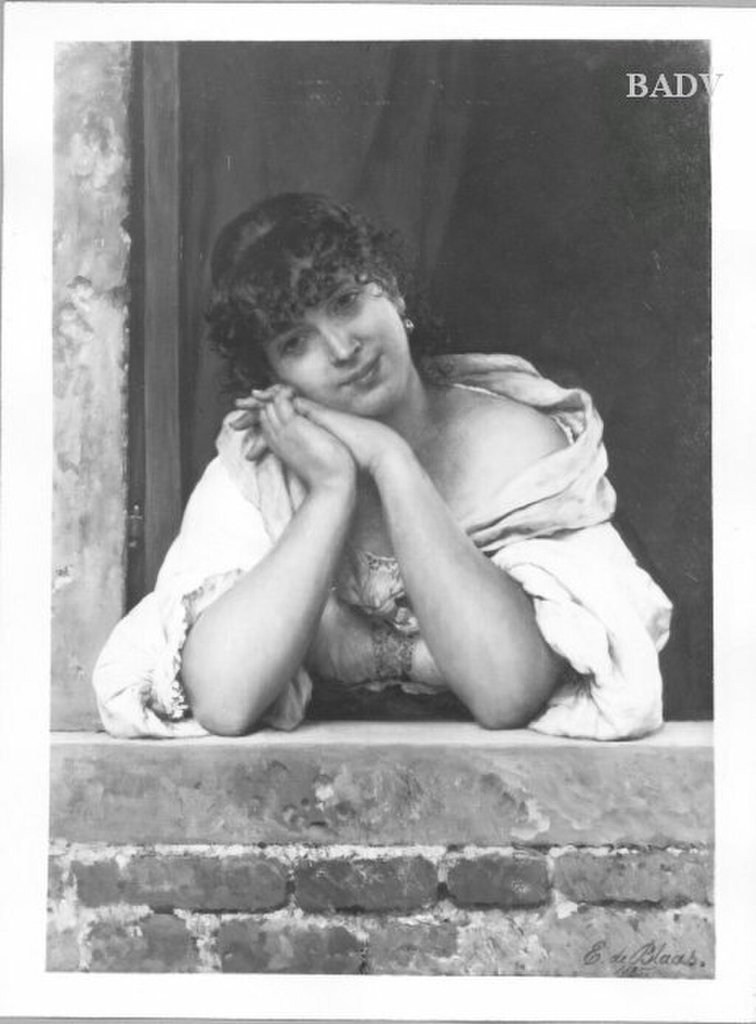 模特倚靠老巴黎石膏墙，真丝绉纱袖口微卷