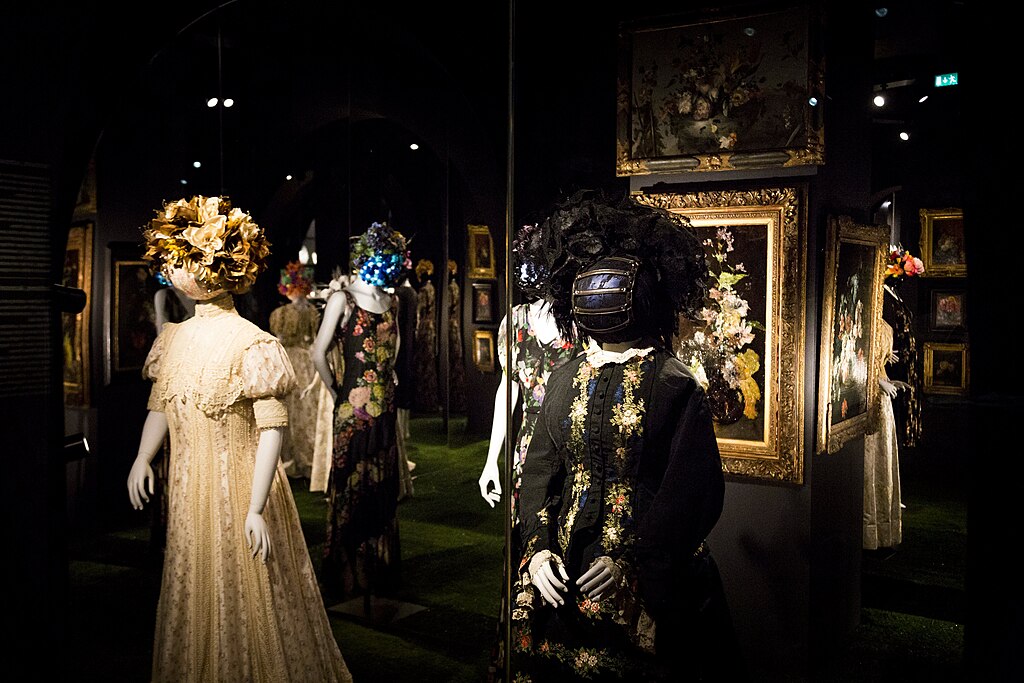 复古与现代元素的时装展览