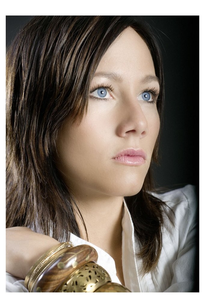 蓝色眼睛女性肖像特写