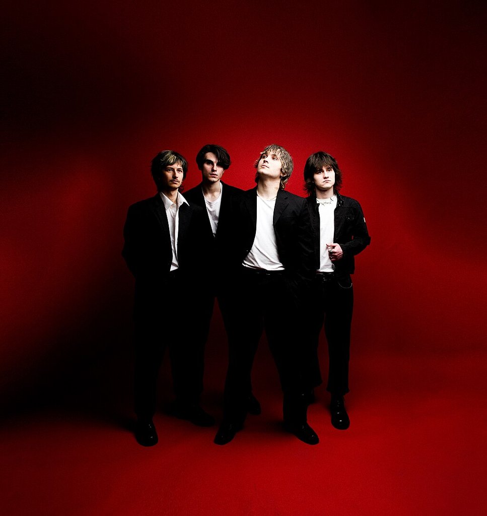 黑色西装时尚造型