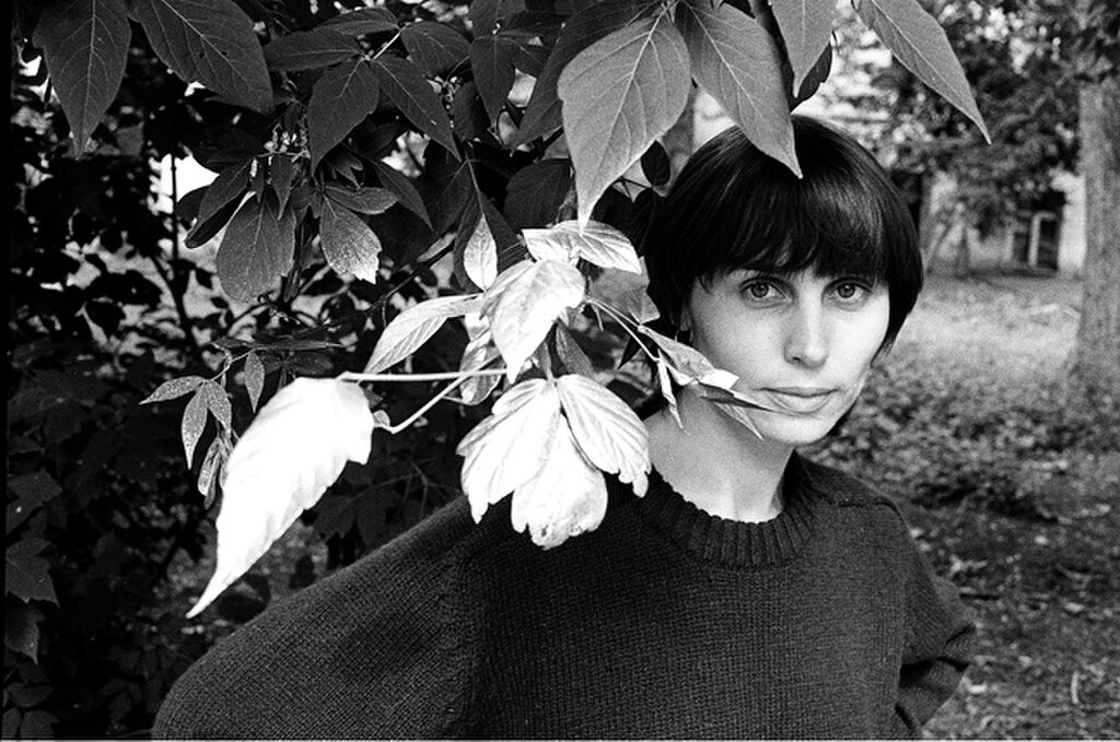 特写镜头下的面料纹理与肌肤质感