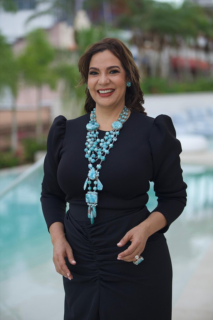 连衣裙：黑色修身针织连衣裙