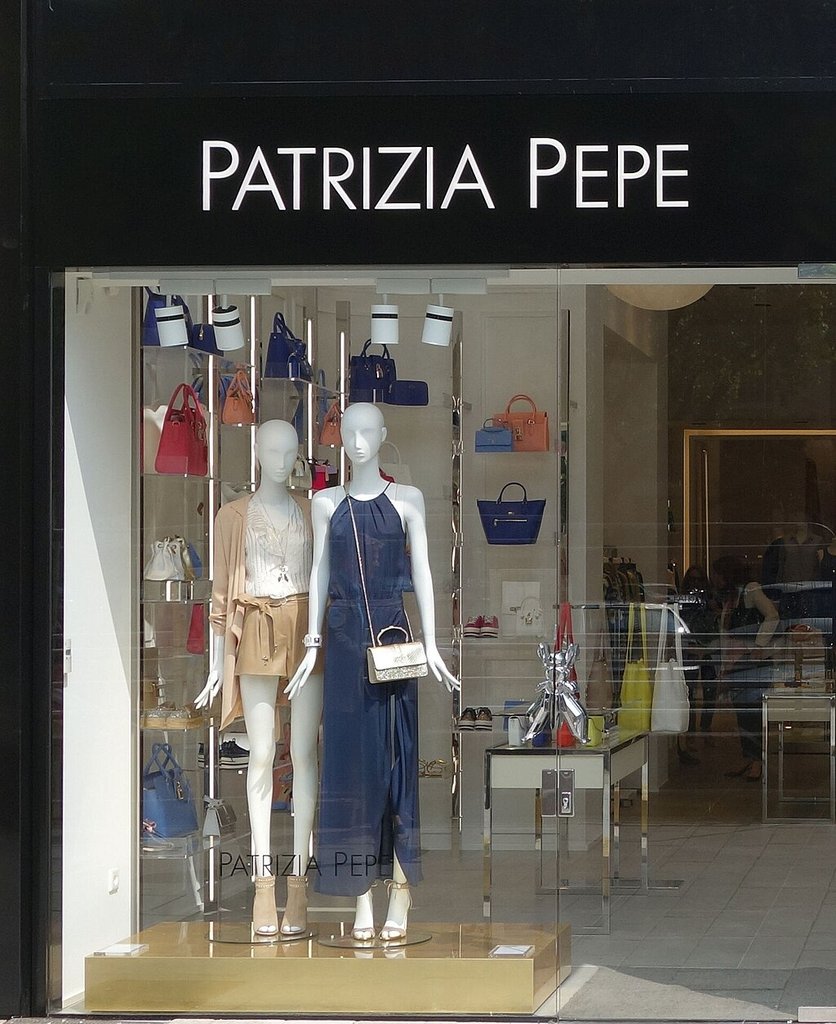 都市橱窗展示，现代时尚风格