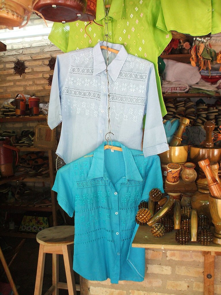 卡其色高腰阔腿裤，剪裁精良