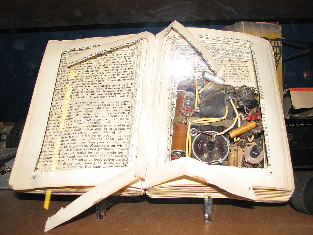 折叠的工装裤与旧书堆