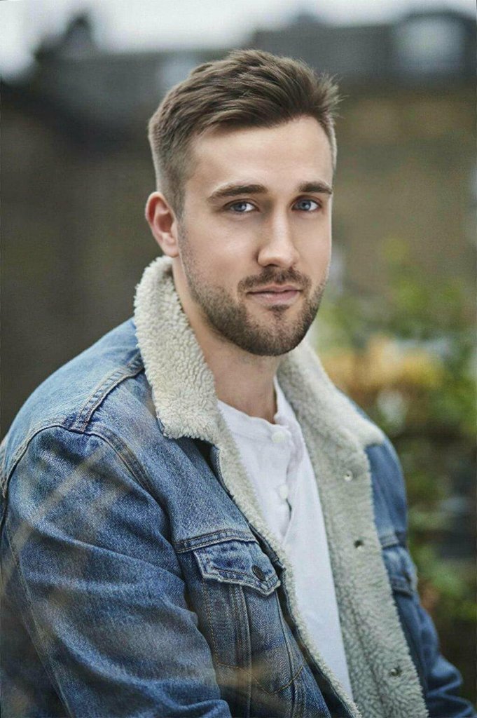 平铺的原色牛仔裤