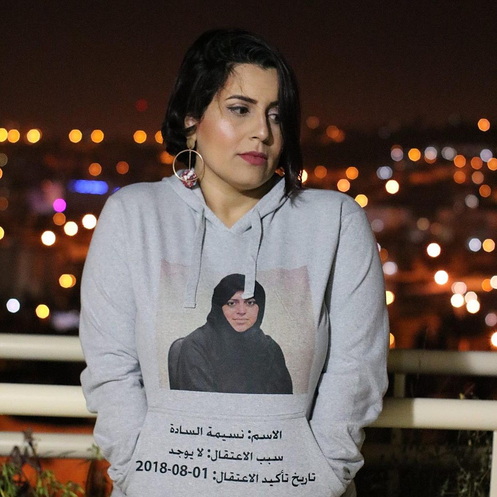 服装细节：精致褶皱处理