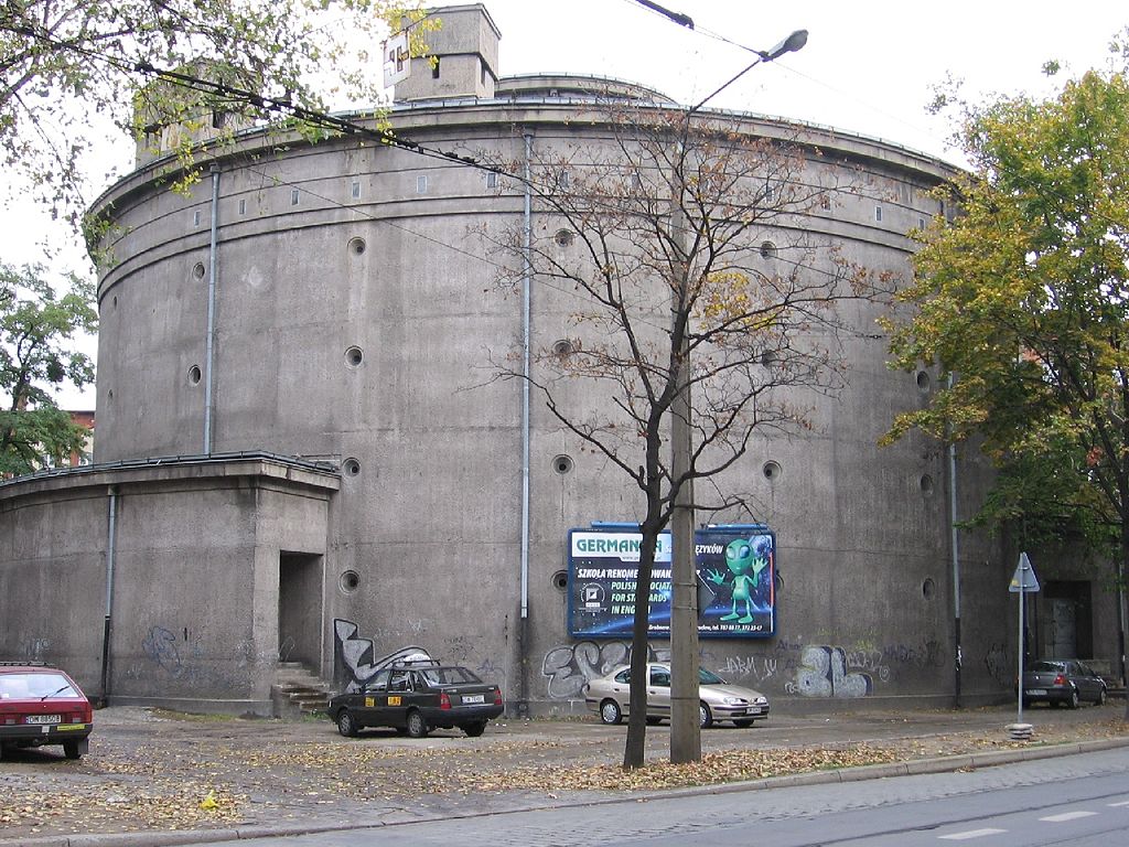 静物摄影，一件折叠整齐的黑色真丝衬衫