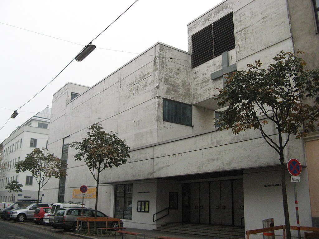 动态抓拍，一位模特身着飘逸的橄榄绿色长裙