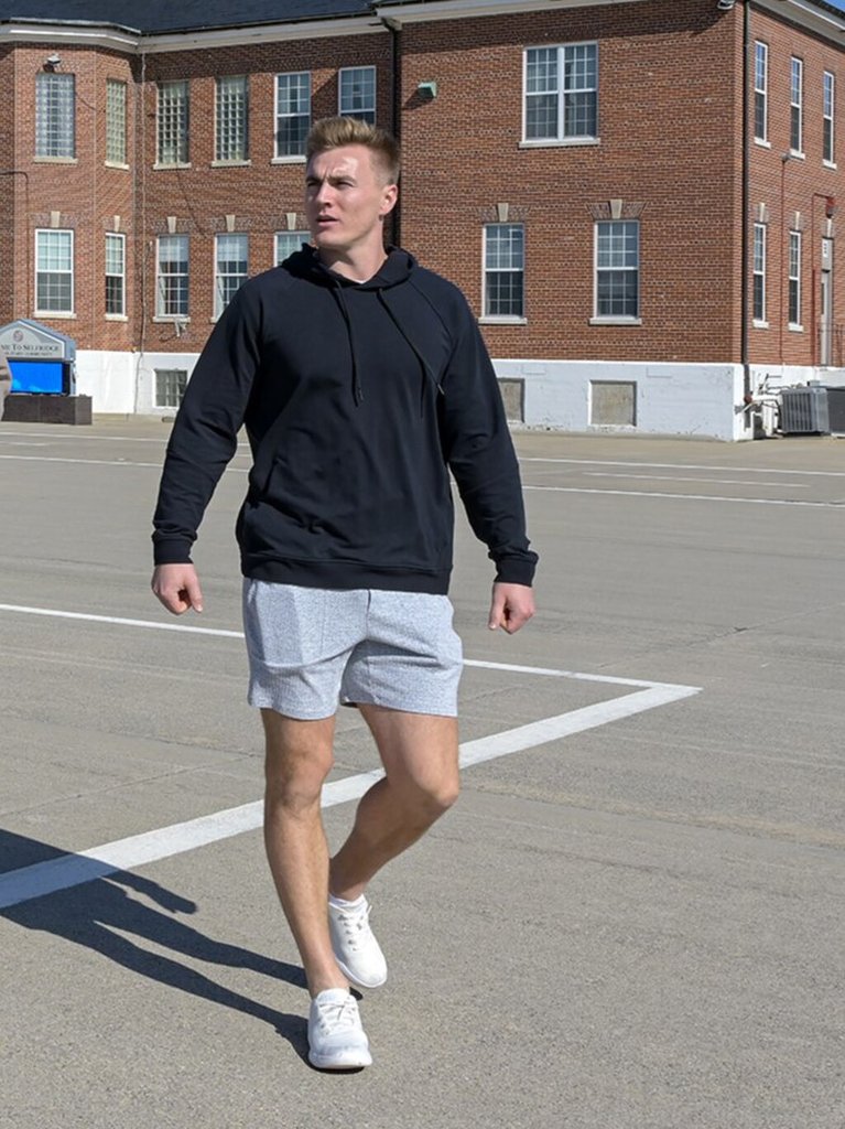 牛仔夹克与连帽卫衣