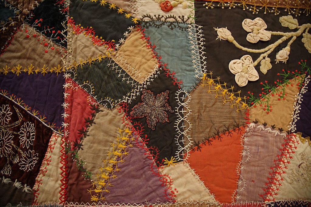 拼布被面，色彩丰富，手工刺绣细节精致