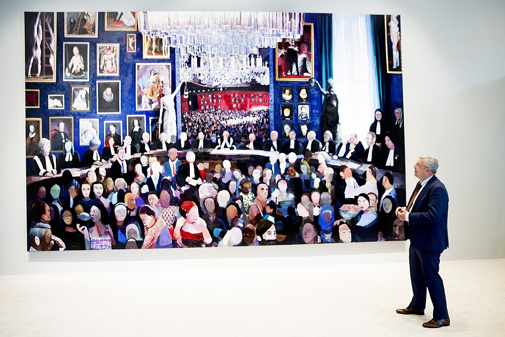 艺术画廊中的正装绅士