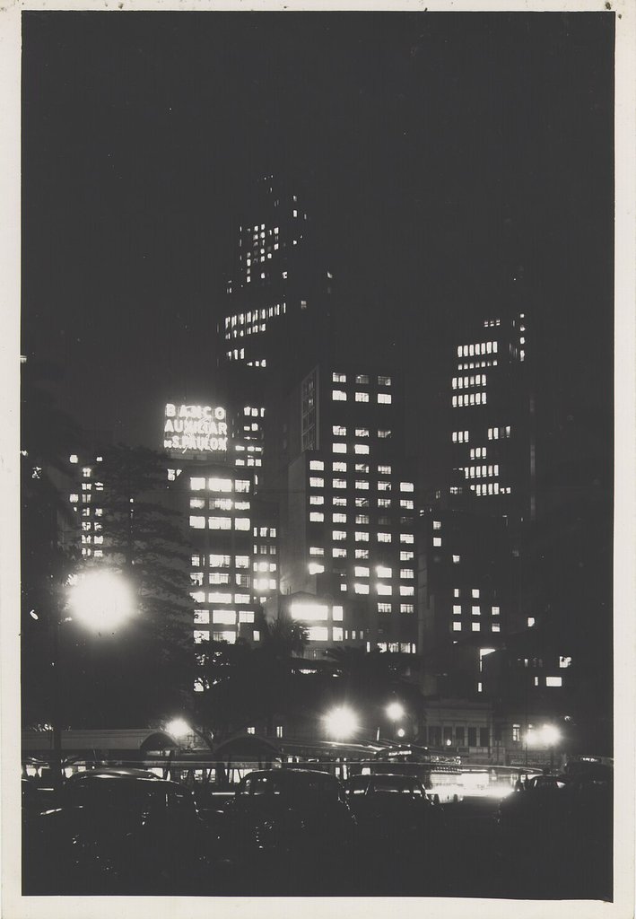 都市夜景中的男士剪影穿搭