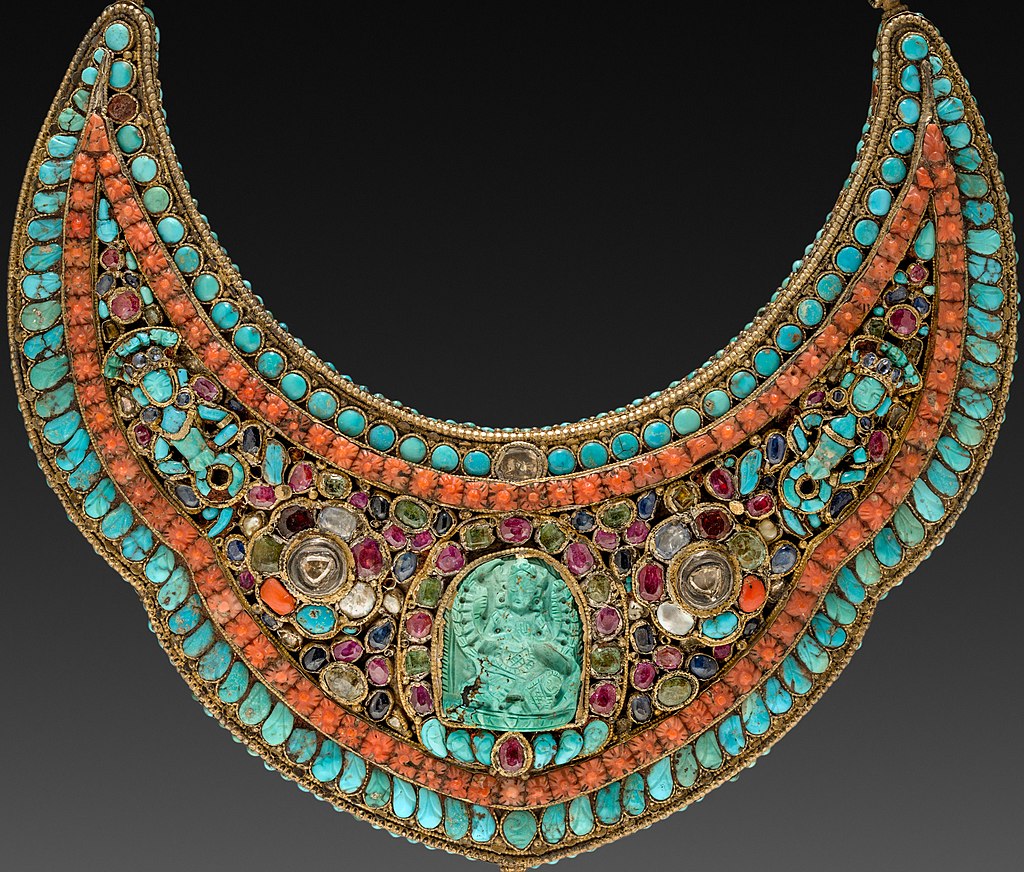 镶嵌宝石的精美胸针