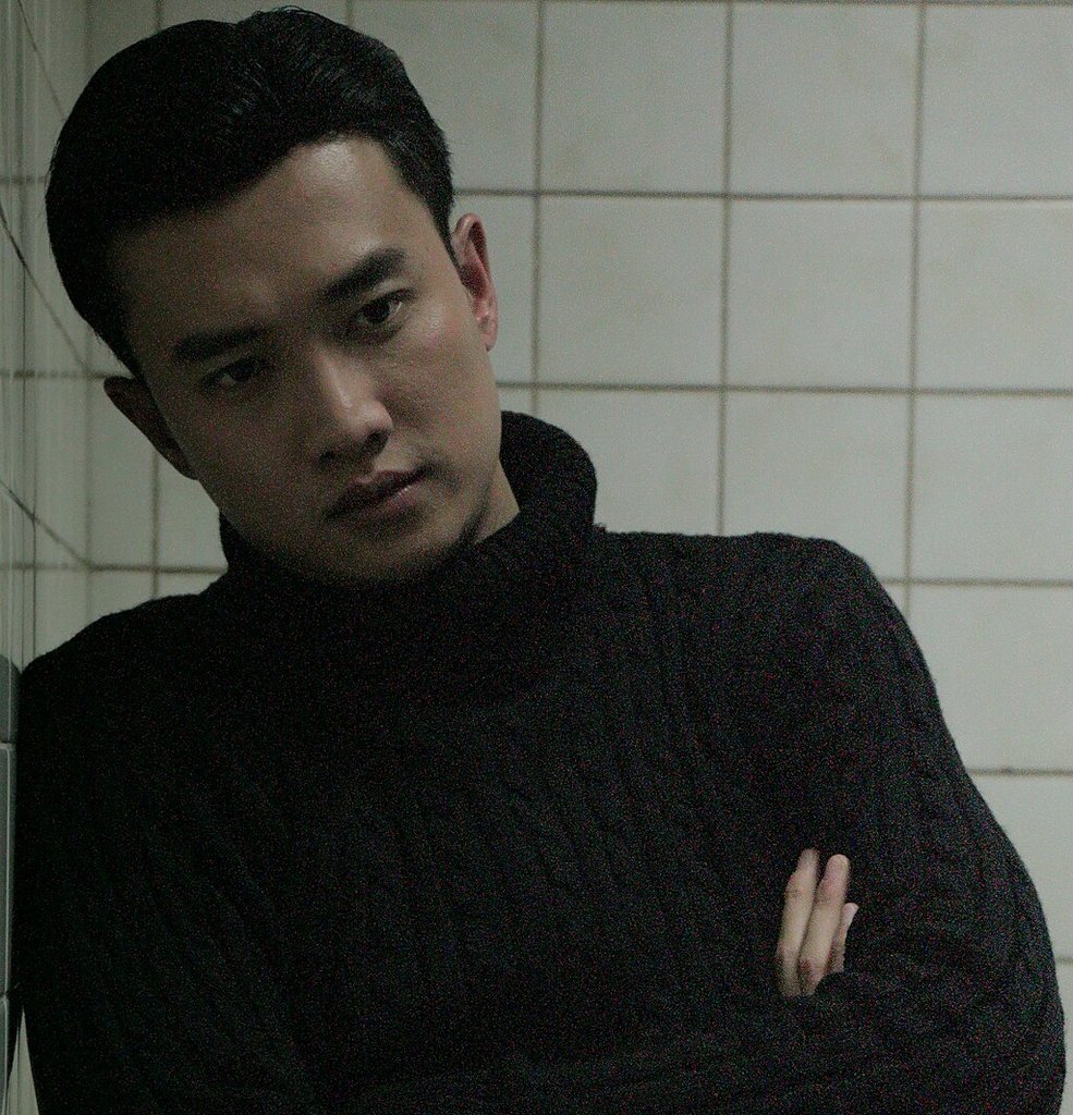 亚裔男模特身着炭灰色羊毛大衣内搭白色高领毛衣