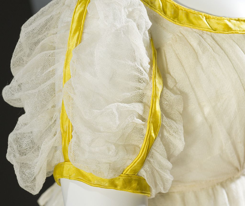 羊毛混纺牛角扣大衣