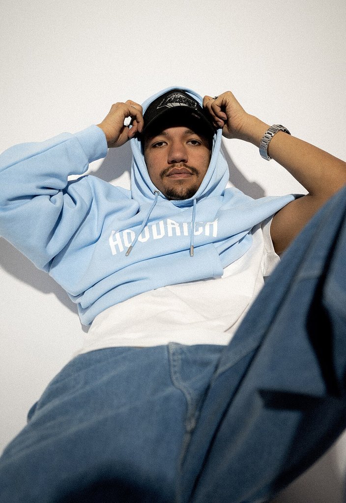 钴蓝色高领针织衫搭配