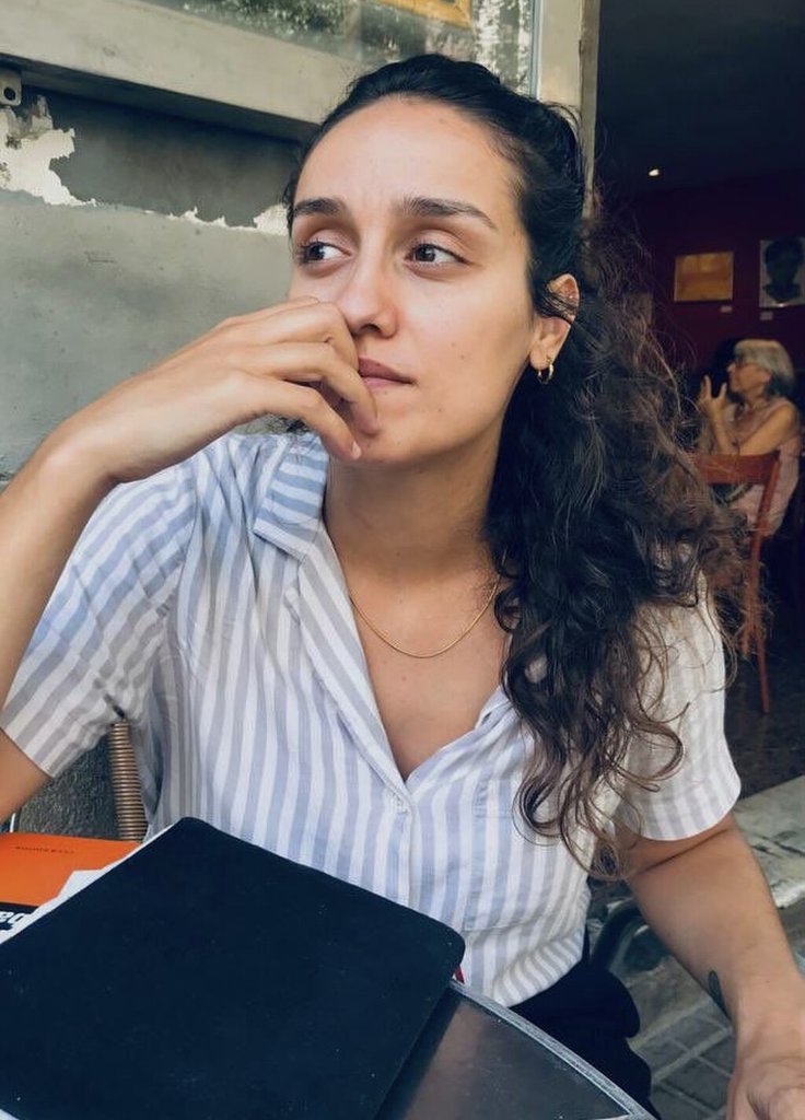 午后咖啡馆中的悠闲时光，展现休闲优雅的生活方式