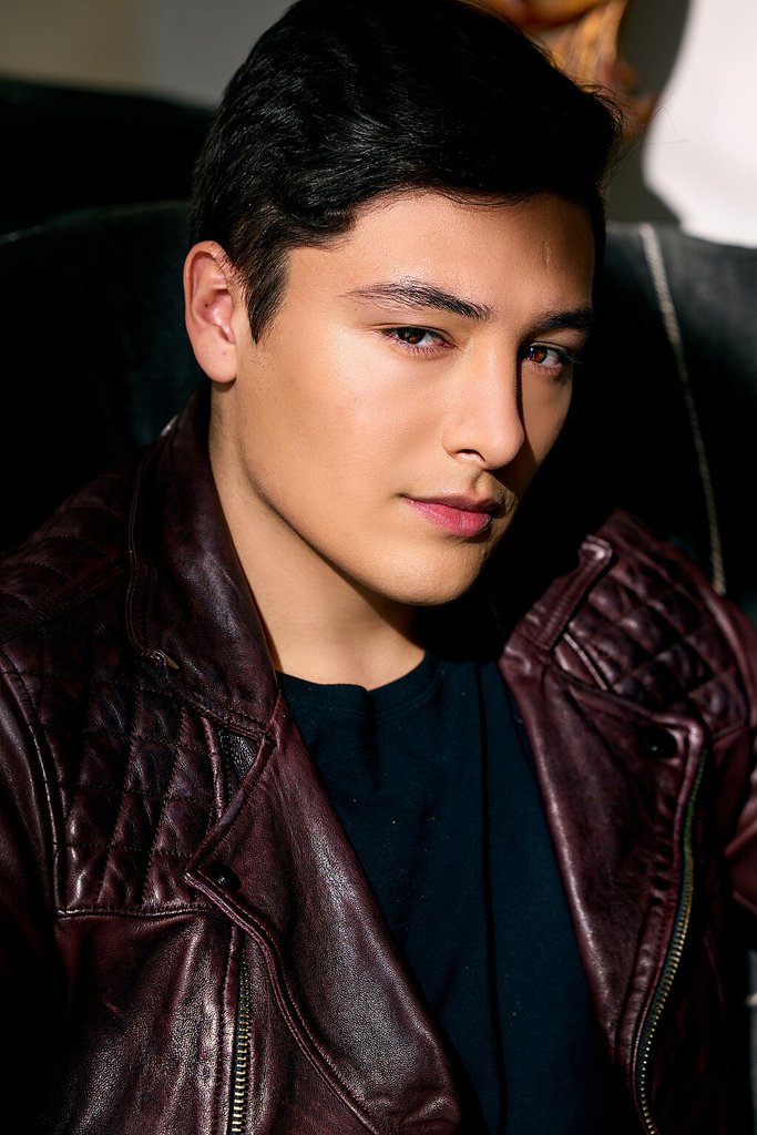 橄榄绿飞行员夹克配黑色慢跑裤