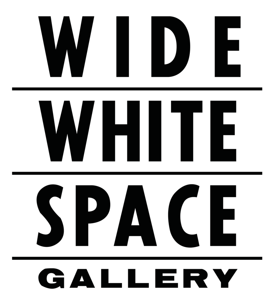 丝质长裙在光影中