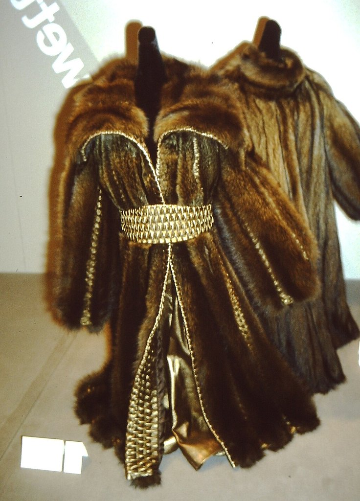 街头潮流风格 - 皮草服装展示