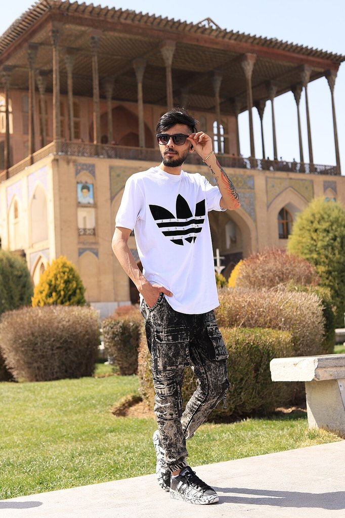 深色修身长裤，完美展现腿部线条